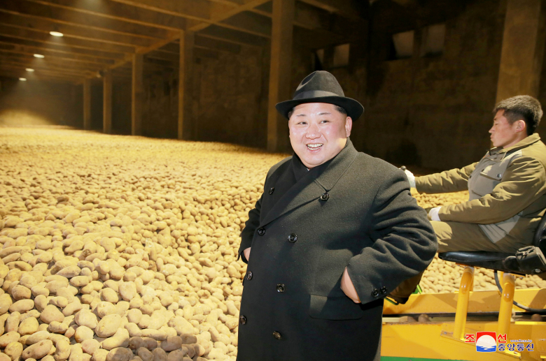 Ким Чен Ын на картофельной фабрике. Фото: KCNA / Reuters