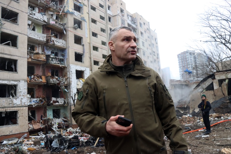 Мэр Киева Виталий Кличко в Соломянском районе украинской столицы после российского ракетного удара, 2 января 2024 года