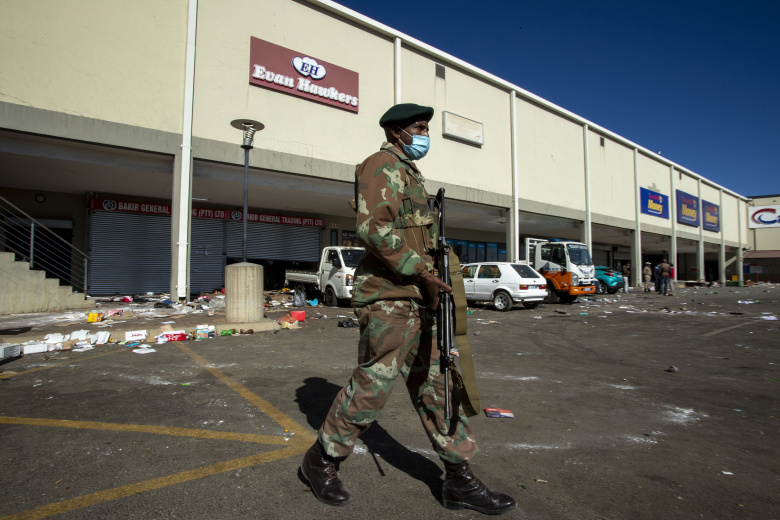 Солдат охраняет торговый центр от грабителей, Йоханнесбург, ЮАР. Фото: Themba Hadebe / AP/TASS