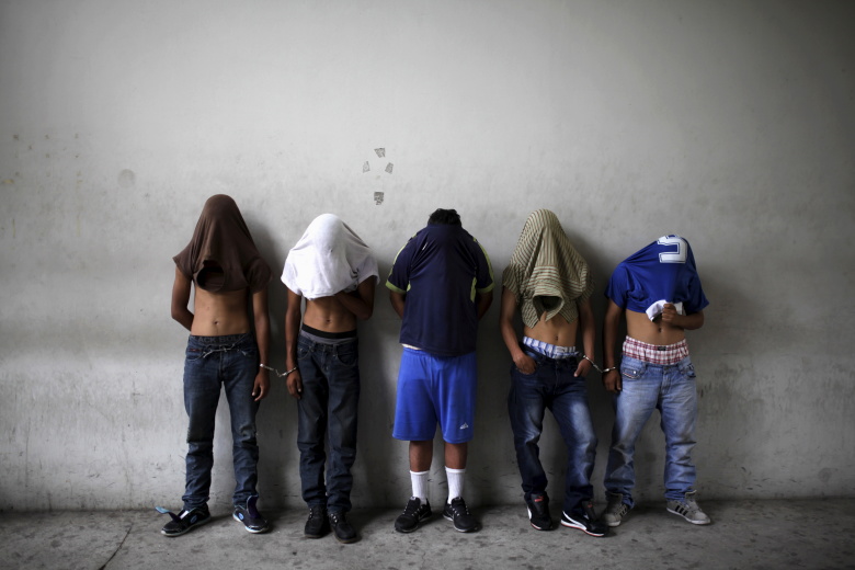 Задержанные члены уличной банды в  Эль-Сальвадоре. Фото: Jose Cabezas / Reuters