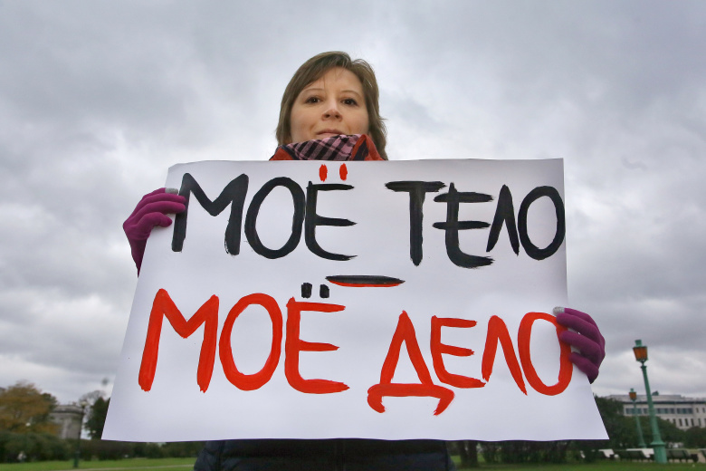 Участница пикета в защиту права на аборт на Марсовом поле. Фото: Светлана Холявчук / Интерпресс / ИТАР-ТАСС