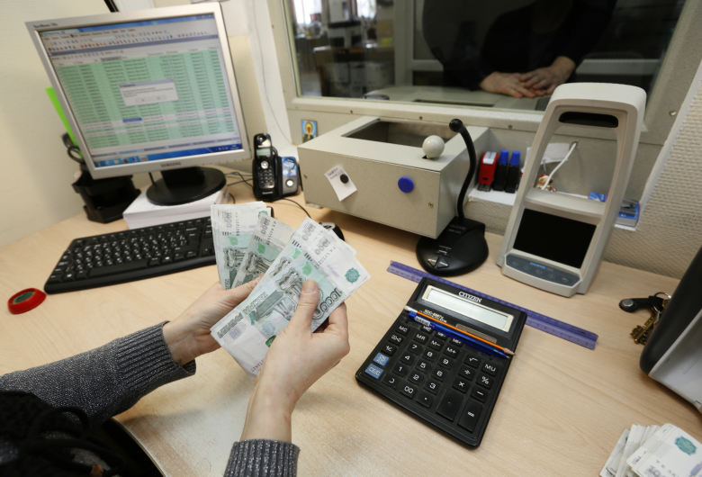 Выдача зарплаты сотрудникам в Красноярске. Фото: Ilya Naymushin / Reuters