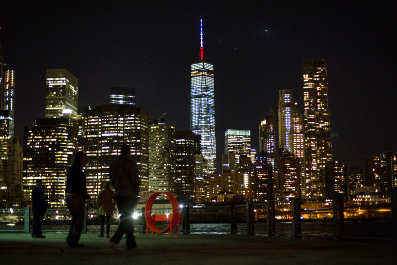 Шпиль здания One World Trade Center в Нью-Йорке перекрасили этой ночью в цвета французского флага