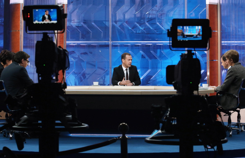 Премьер-министр России Дмитрий Медведев во время интервью, посвященного итогам работы правительства, в студии «Останкино».