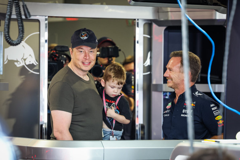 Илон Маск с сыном на Гран-при "Формулы-1" в Майами