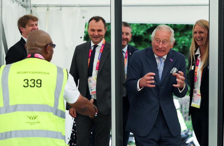 Принц Чарльз проходит через рамку металлодетектора на Играх Содружества в Бирмингеме, 29 июля 2022 года