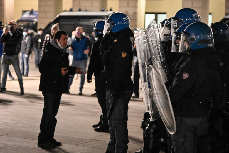 Протесты против ограничительных мер, вводимых из-за пандемии. Турин, Италия. Фото: Giordano Riccardo / IPA / ABACA / TASS
