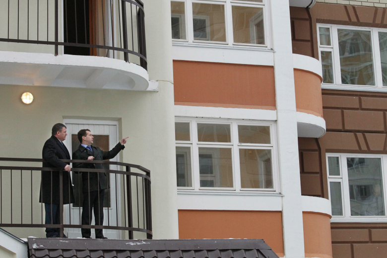 Дмитрий Медведев во время осмотра жилья для военнослужащих в микрорайоне «Кузнечики» в Подольске.