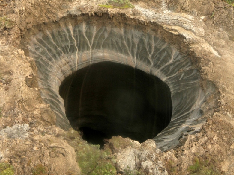 Кратер неизвестного происхождения, обнаруженный на Ямале. Фото: ИТАР-ТАСС/ пресс-служба губернатора ЯНАО