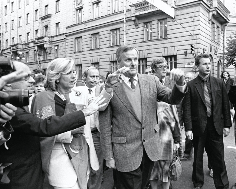 Анатолий Собчак и Владимир Путин (в центре на втором плане) на акции присвоения имени Австрийской площади на Петроградской стороне, сентябрь 1992