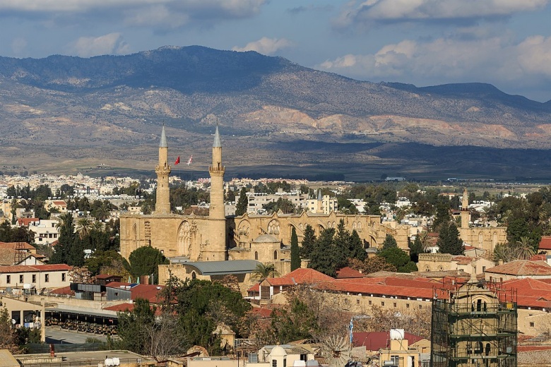 Бывший собор св. Софии, превращённый в XVI веке в мечеть Селиме, в турецком секторе Никосии. На переднем плане видна разделительная линия