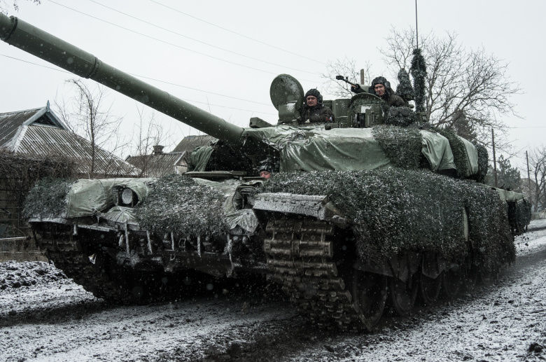 Военнослужащий российской армии на танке Т90 возвращается со штурма Марьинки, прифронтовой зоны Донецка