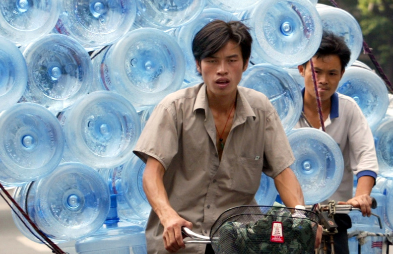 Китайские работники доставляют питьевую воду. Гуанчжоу