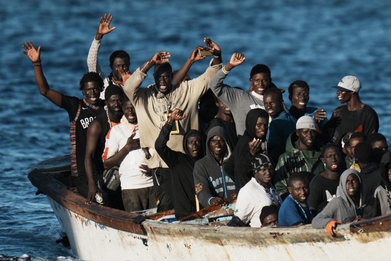 Лодка с мигрантами из субсахарской Африки у побережья острова Иерро (Канарские о-ва), ноябрь 2023