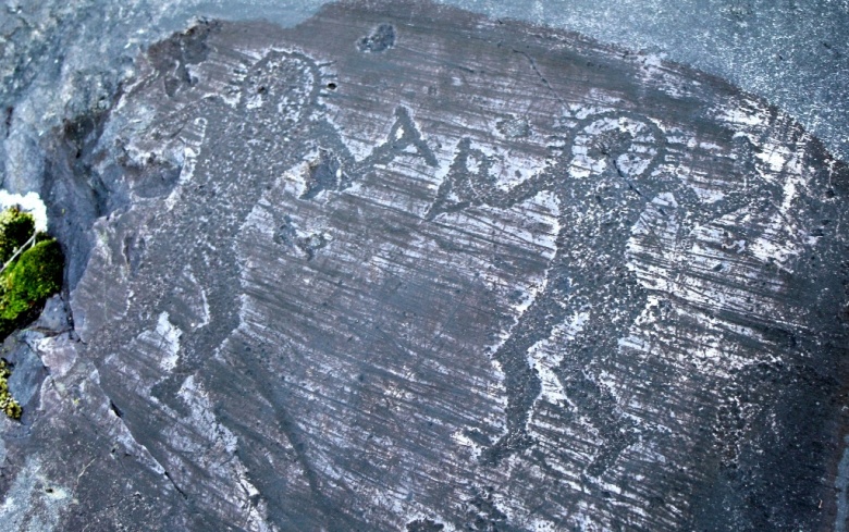«Астронавты в скафандрах»: этот петроглиф в альпийской долине Камоника (Северная Италия) был создан ок. 12 000 лет назад. Сторонники теории палеоконтакта утверждают, что рисунок, без всякого сомнения, изображает представителей внеземной цивилизации.