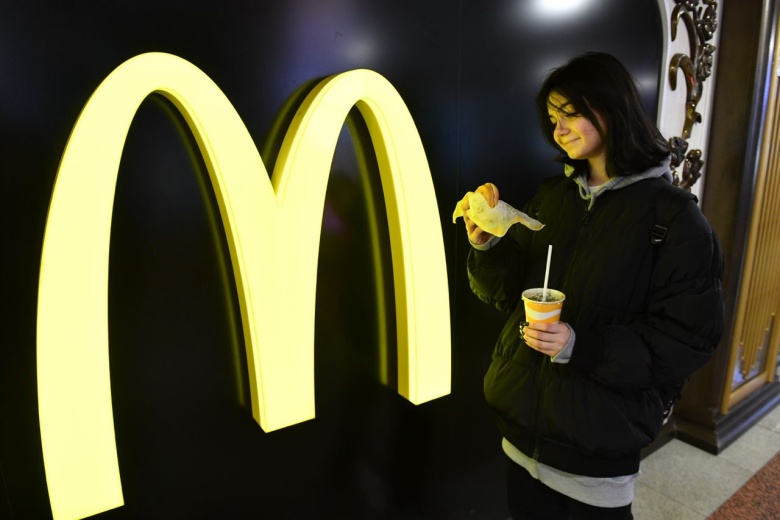 Девушка у ресторана McDonald’s в Москве в марте. Фото: Komsomolskaya Pravda/Global Look Press