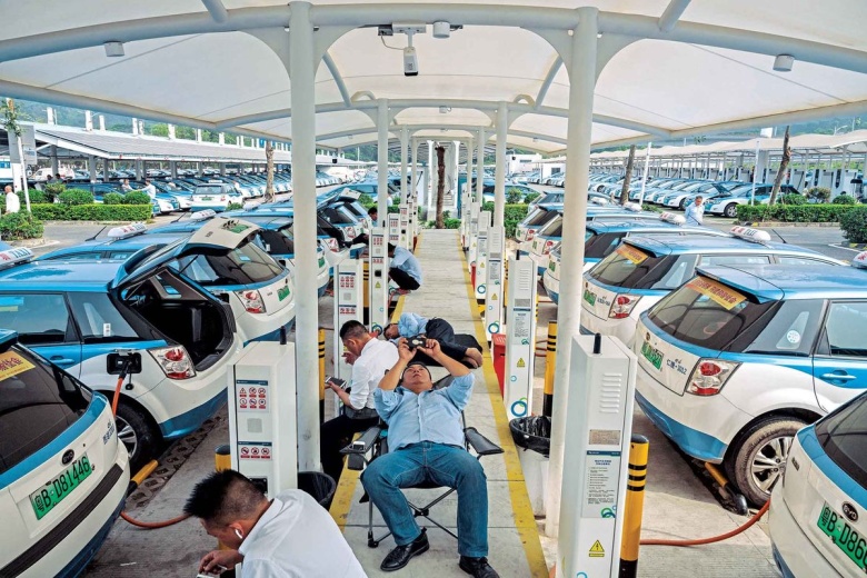 Зарядка автомобилей BYD, Шэньчжэнь. Фото: Billy H.C. Kwok / Bloomberg