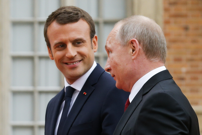 Президент Франции Эммануэль Макрон и Владимир Путин в Версале. Фото: Alexander Zemlianichenko / Reuters