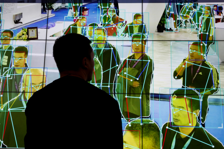 На выставке Security China 2018 посетитель изучает возможности искусственного интеллекта. Фото: Thomas Peter / Reuters