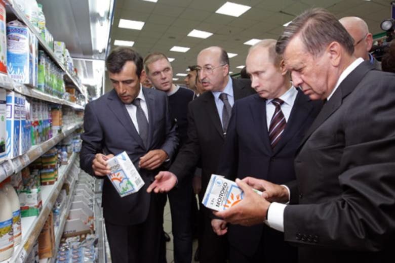 Виктор Зубков и Владимир Путин (справа налево) во время посещения супермаркета "Перекресток" в Москве, 2009 год Фото: archive.government.ru