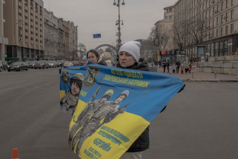 Киев, 1 марта 2025 года. Участницы демонстрации держат транспаранты с портетами своих близких, погибших на российско-украинской войне