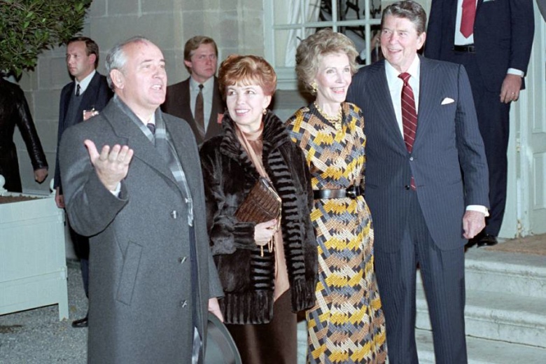 Михаил Горбачев, Раиса Горбачева, Нэнси Рейган, Рональд Рейган на Женевском саммите, 1985 год. Фото: Reagan White House Photographs