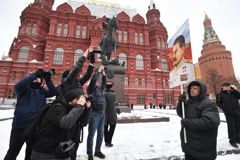 Москва. Возложение цветов к месту захоронения Сталина у Кремлевской стены в связи с 70-й годовщиной со дня его смерти