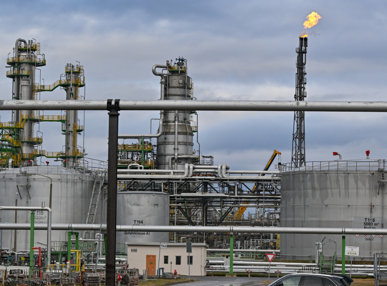 Нефтеперерабатывающий завод в Шведте на северо-востоке Бранденбурга снабжает топливом большую часть северо-восточной Германии. Он находится в собственности двух дочерних компаний «Роснефти». До конца 2022 года PCK в основном перерабатывал сырую нефть из России. В рамках санкций, введенных из-за агрессии России против Украины, правительство Германии решило прекратить использование российской нефти. В качестве альтернативы нефть поступает через Гданьск и Росток, а также из Казахстана. В сентябре 2022 года федеральное правительство ввело опеку над Rosneft Deutschland и RN Refining & Marketing, основными владельцами PCK