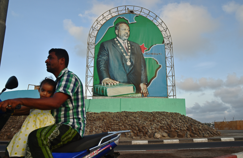 Портрет президента Исмаила Омара Гелле на одной из улиц Джибути.