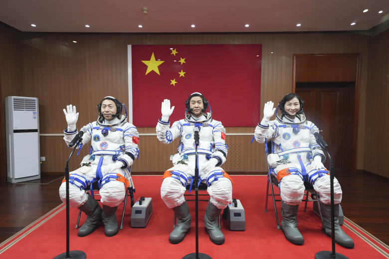 Церемония проводов китайских астронавтов пилотируемой космической миссии «Шэньчжоу-14» в Центре запуска спутников Цзюцюань на северо-западе Китая, 5 июня 2022 года