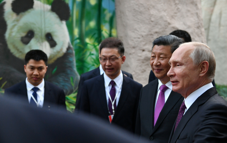 Владимир Путин и Си Цзиньпином во время посещения Московского зоопарка. Фото: Alexander Vilf / Kremlin / Reuters