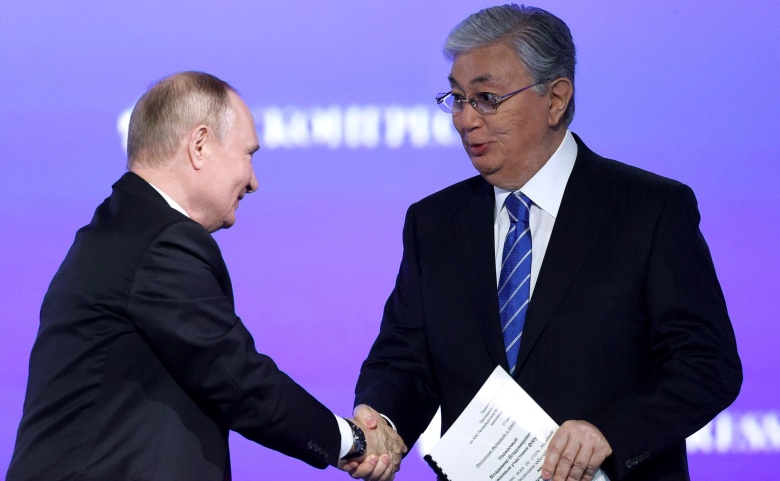 Владимир Путин и Касым-Жомарт Токаев на ПМЭФ-2022