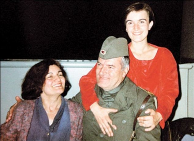 Слева направо: жена Ратко Младича, Босилька, сам Младич и его дочь Ана