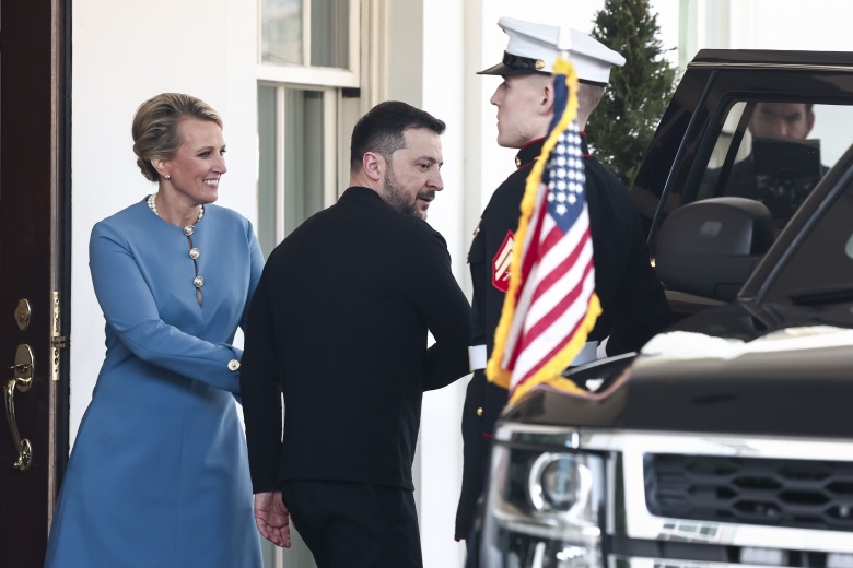 Зеленский покидает Белый дом после скандальной встречи с Трампом и его командой