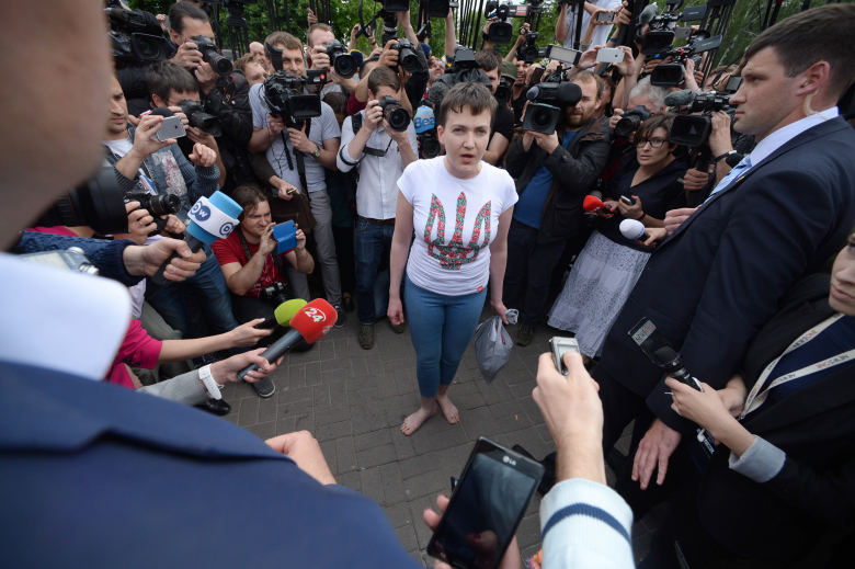 Украинская военнослужащая Надежда Савченко отвечает на вопросы журналистов в аэропорту Киева.