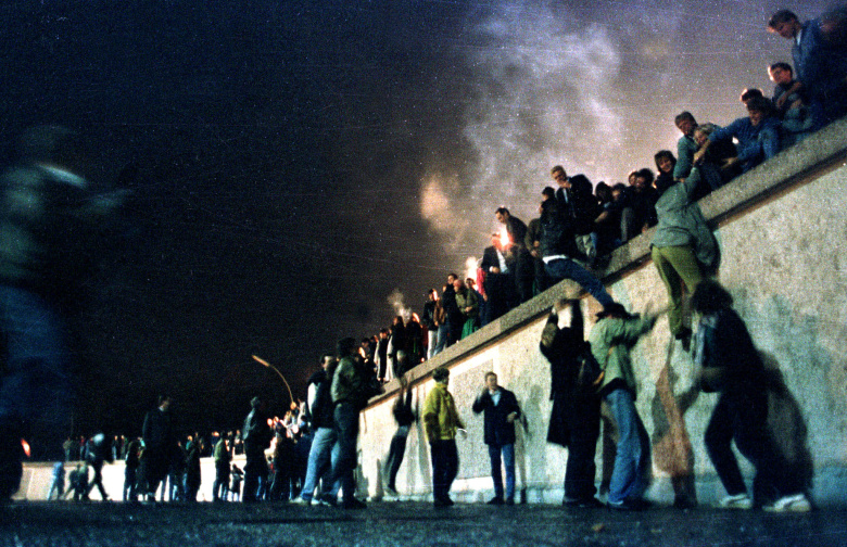 Берлинская стена 10 ноября 1989 года. Фото: Herbert Knosowski / Reuters