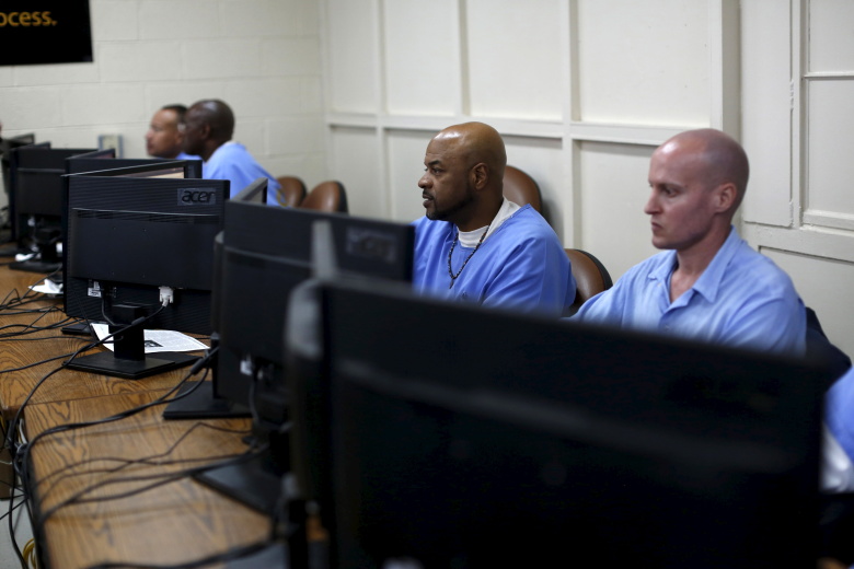 Заключенные во время урока по кодингу, Калифорния. Фото: Robert Galbraith / Reuters