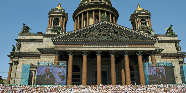 Президент России Владимир Путин выступает на площади перед Исаакиевским собором на торжествах, посвященных Дню города и Дню славянской письменности и культуры