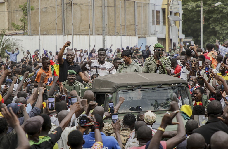 Мали. Бамако. Малийцы приветствуют военных. Фото: Moussa Kalapo / EPA / TASS