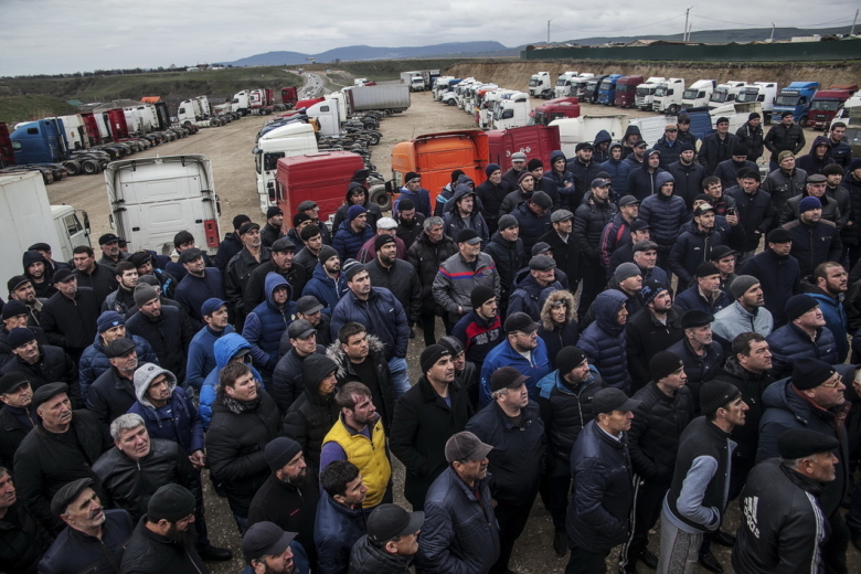 Забастовка в поселке Манас, Дагестан. Фото: Влад Докшин / Новая газета