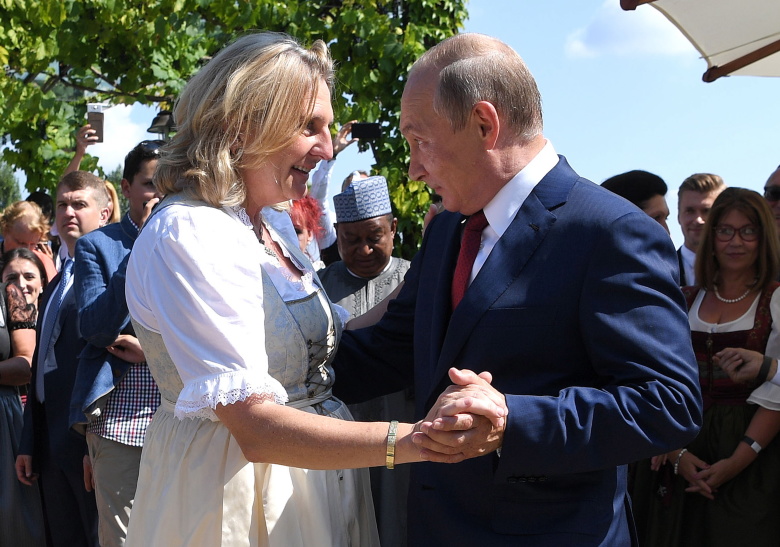 Владимир Путин танцует с главой МИД Австрии на ее свадьбе