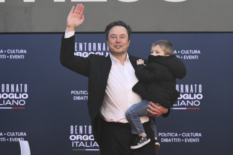 Илон Маск со своим сыном X Æ A-Xii на фестивале Atreju 2023. Рим, декабрь 2023 года