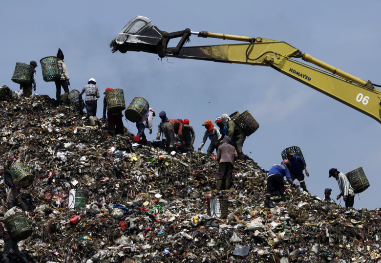 Сбор пластика для переработки в Джакарте. Фото: Beawiharta / Reuters