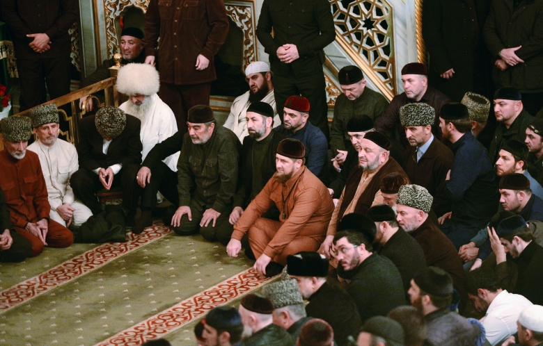 Глава Чеченской Республики Рамзан Кадыров (в центре) во время проповеди богослова Адама Шахидова в день рождения пророка Мухаммеда
