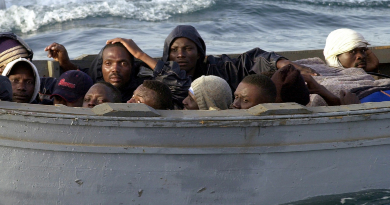 Иммигранты прибыли на лодке в Испанию.
