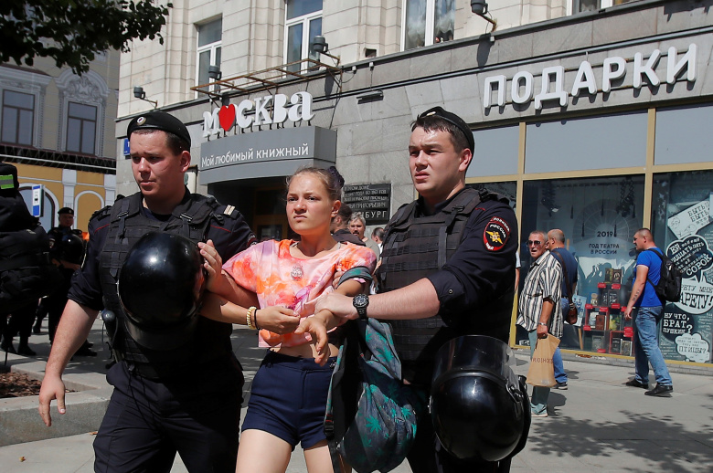 Одно из задержаний в Москве 27 июля 2019 года. Maxim Shemetov / Reuters
