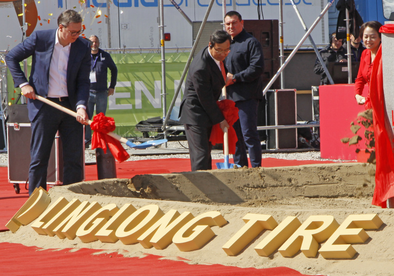 Президент Сербии Александр Вучич и президент компании Shandong Linglong Tire Ван Фэн дают старт строительству завода Linglong. Март 2019 года, Зренянин, Сербия. Фото: Nemanja Cabric / Xinhua / ZUMA / TASS