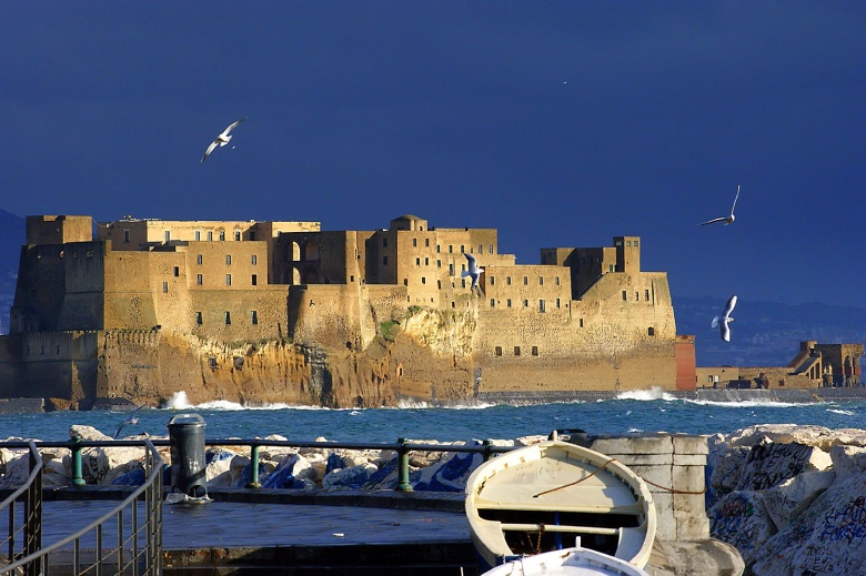 Кастель-дель-Ово («замок яйца», «яичный замок») — средневековая крепость на острове в Тирренском море, соединённом узкой насыпью с Неаполем; предполагается, что именно здесь в VI в. до н. э. и был основан греческими колонистами этот город. Фото: Maritè Toledo, CC BY-SA 2.0 / Wikipedia