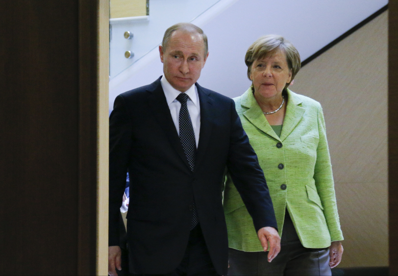 Владимир Путин и Ангела Меркель в Сочи. Фото: Alexander Zemlianichenko / Reuters