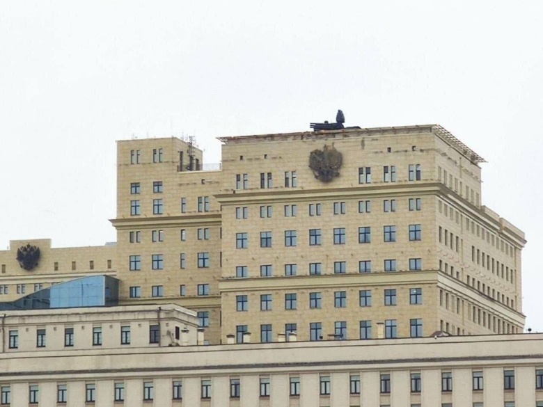 «Панцирь-С1» на главном здании Министерства обороны в Москве